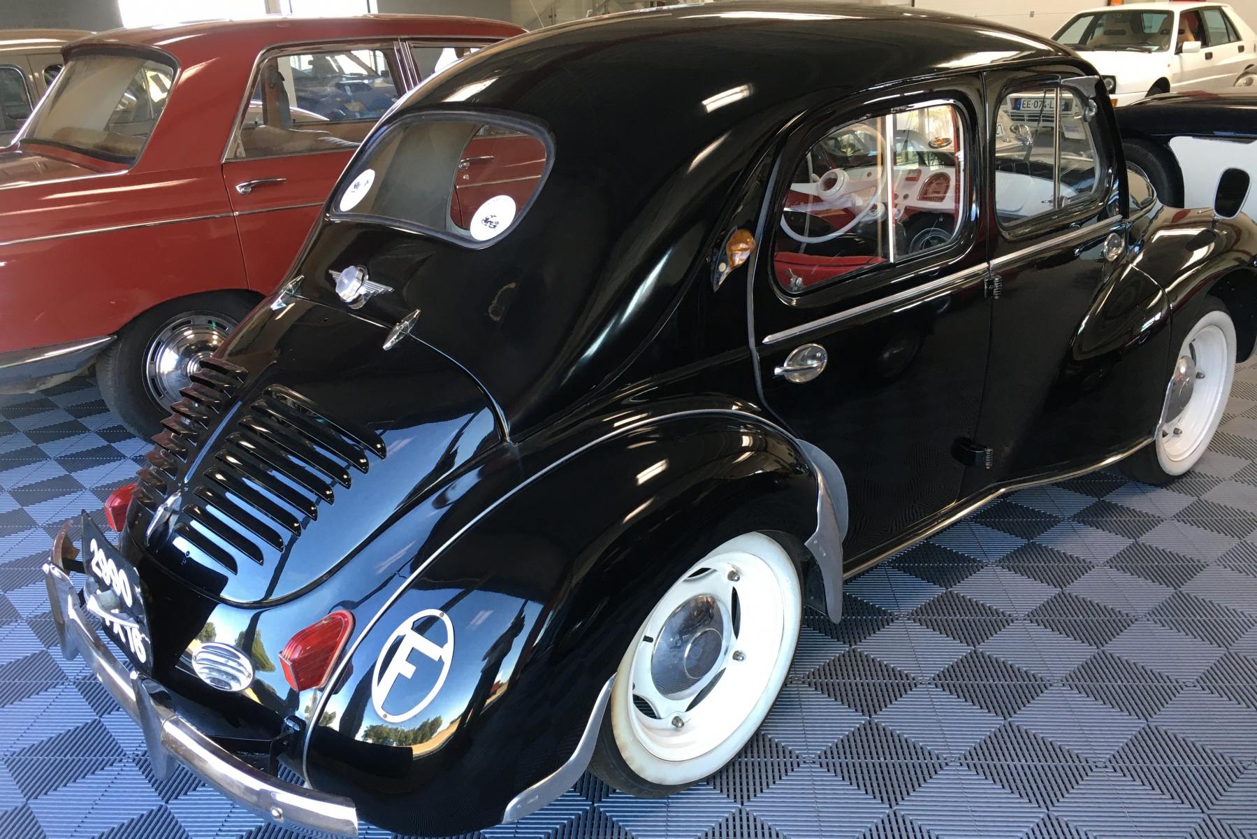 Agrandir=4 CV R 1060-Renault