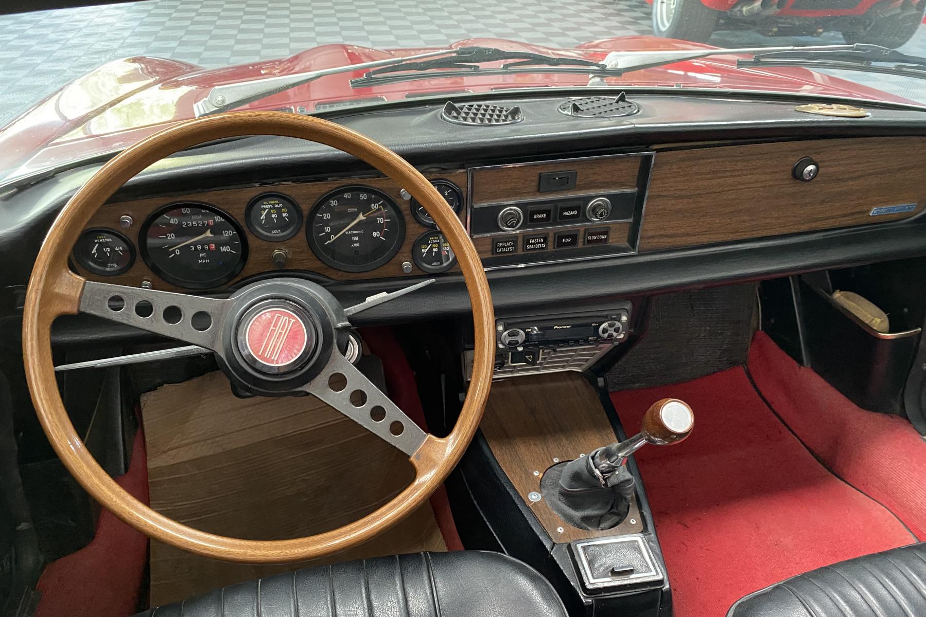 Agrandir=124 Spider 1800-FIAT