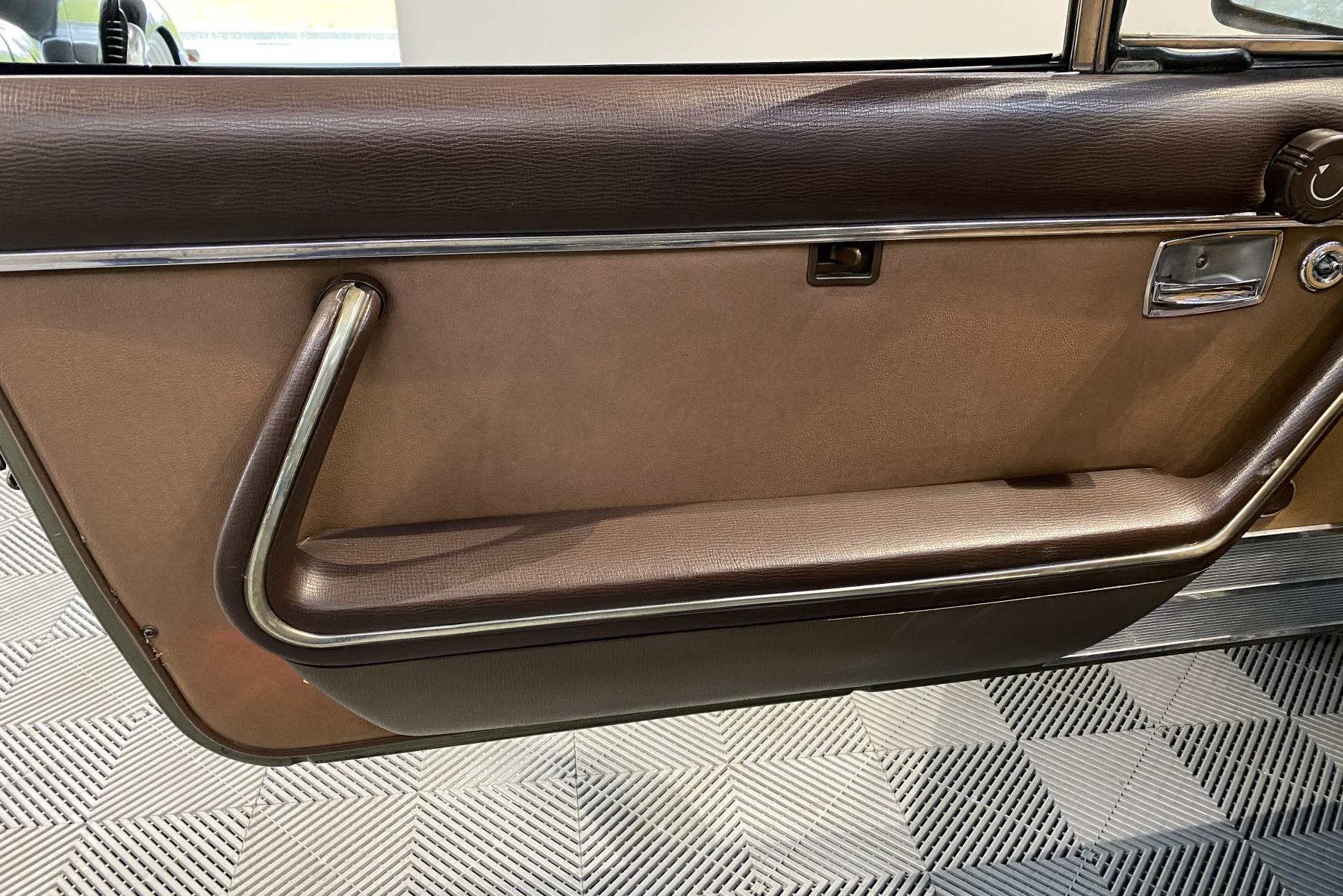 Agrandir=504 Cabriolet-Peugeot