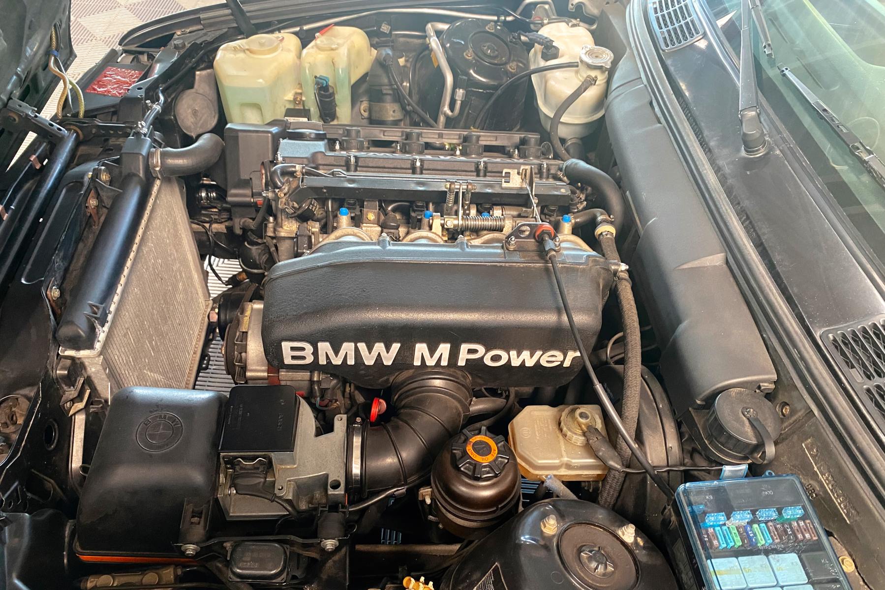 Agrandir=M3 E30-BMW