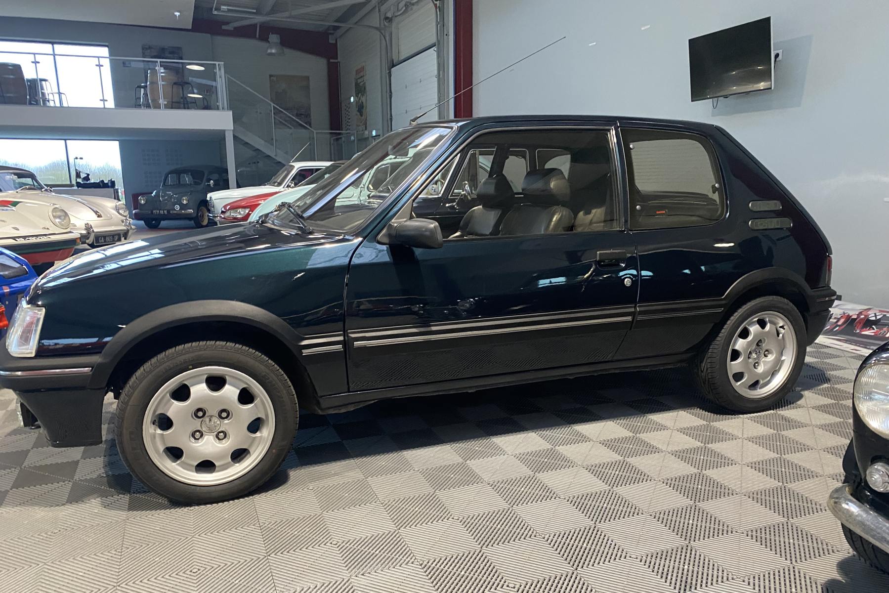 Agrandir=205 GTI 1.9 Gentry-Peugeot